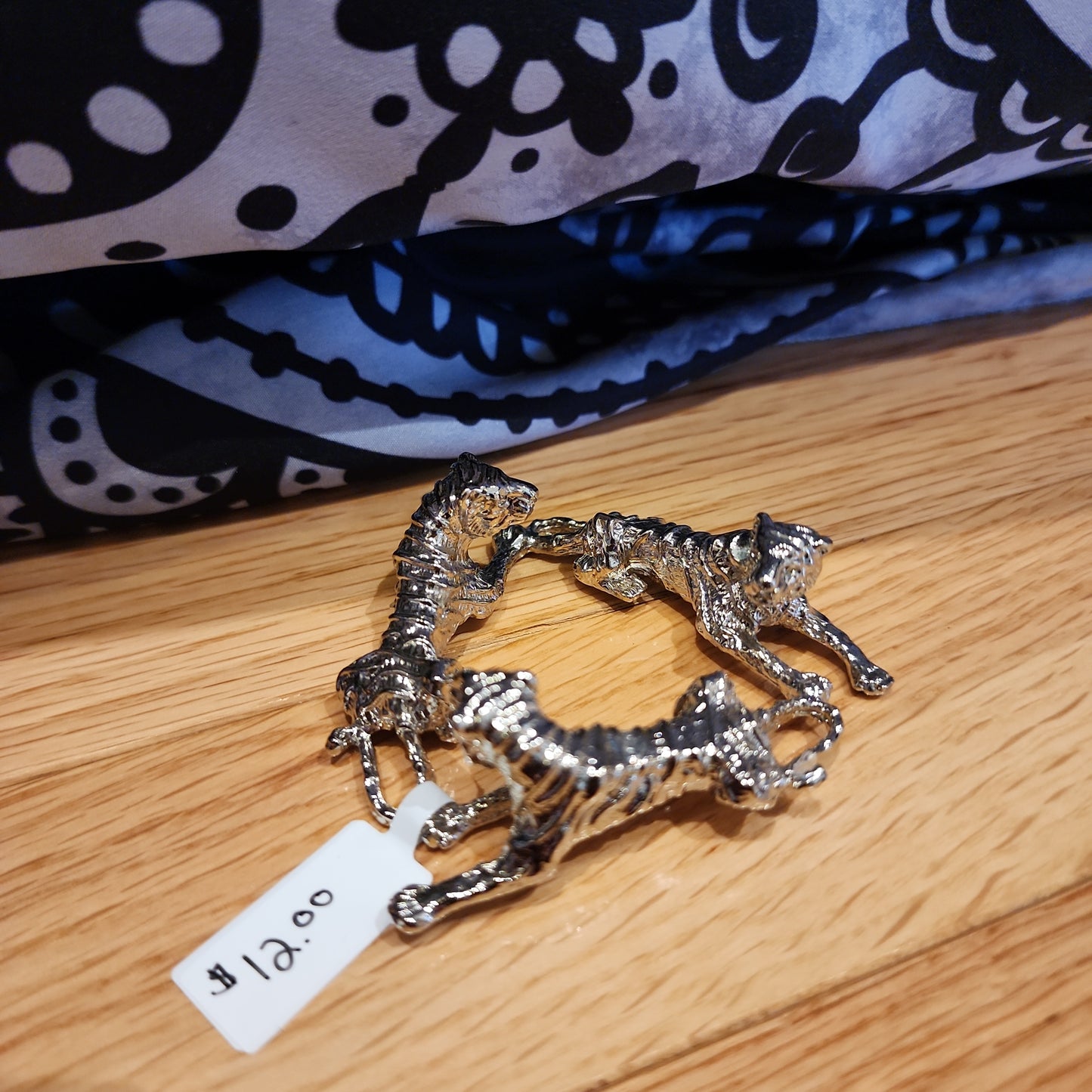 Metal tiger sphere holder
