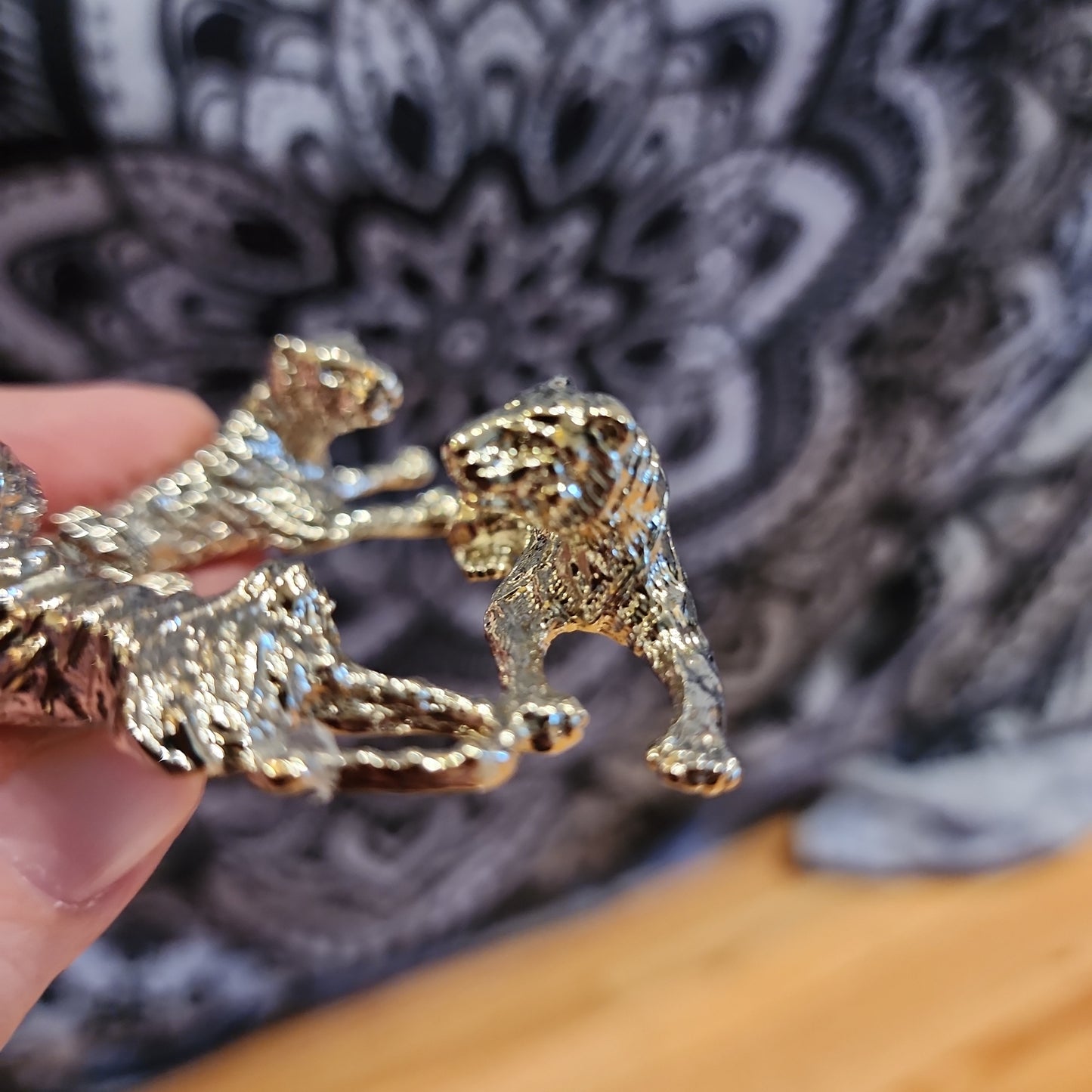 Metal tiger sphere holder