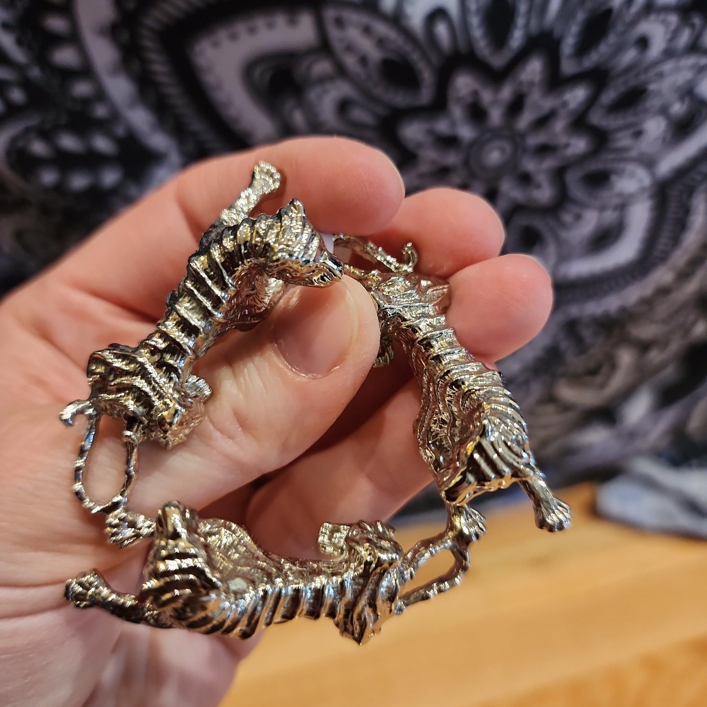Metal tiger sphere holder