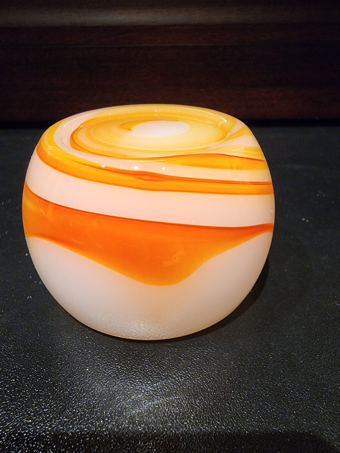 Glass swirled cup